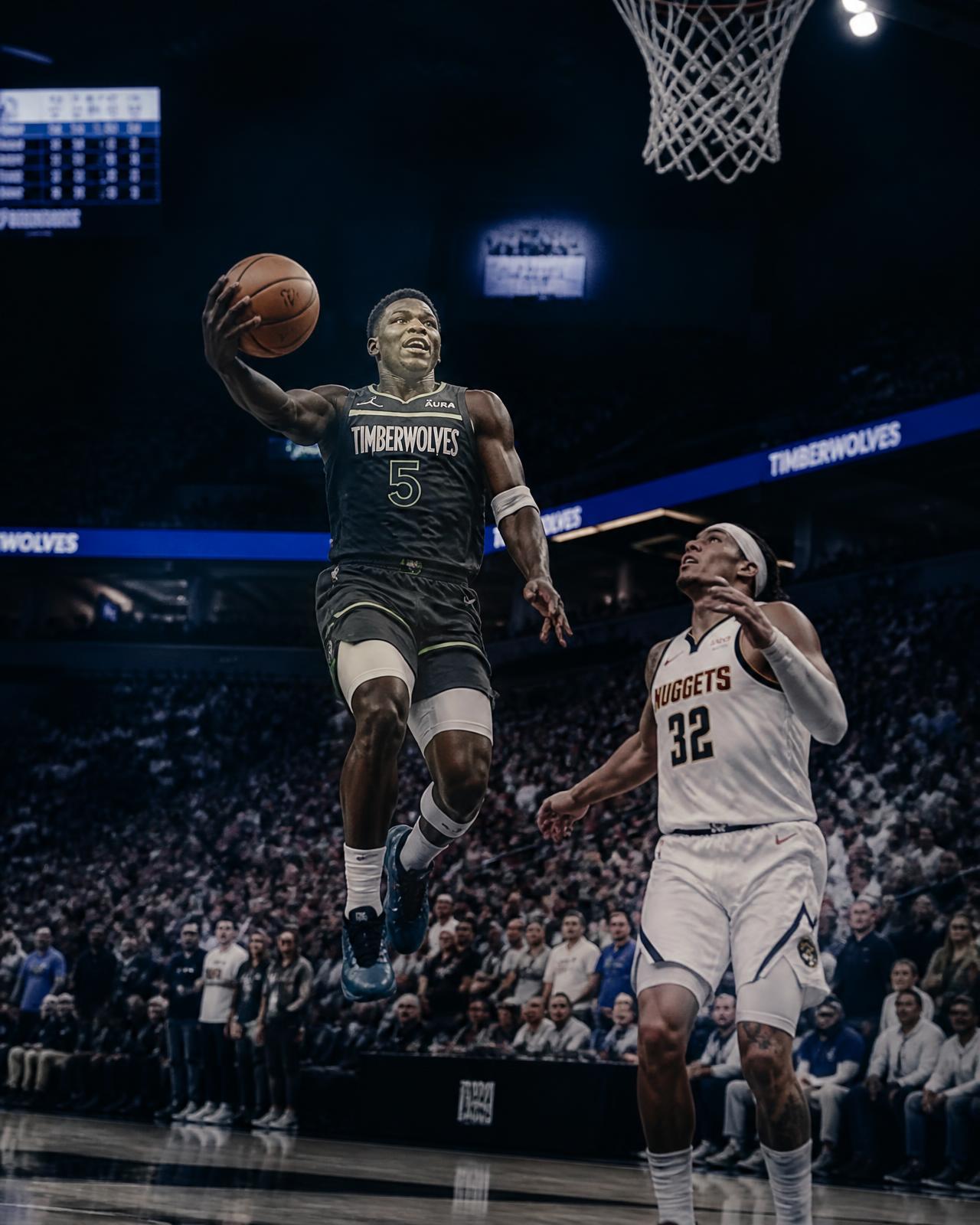 Basketball player driving to the hoop